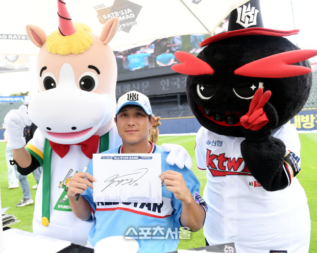 [포토] 황재균 '현대유니콘스 마스코트+ KT 빅또리와 함께'