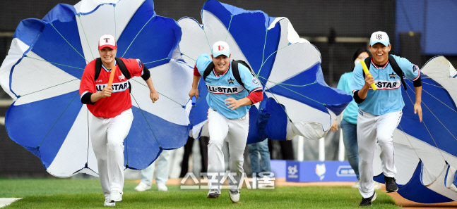 [포토] 정해영-서진용-소형준 '낙하산 메고 온 힘을 다해'
