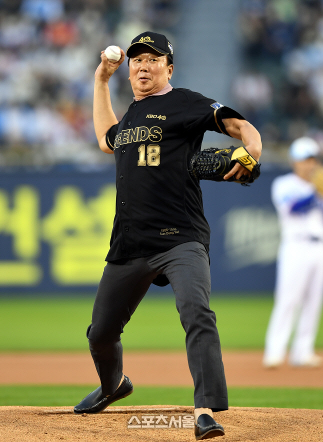 [포토] 선동열, 레전드로 되어 마운드에 올랐다