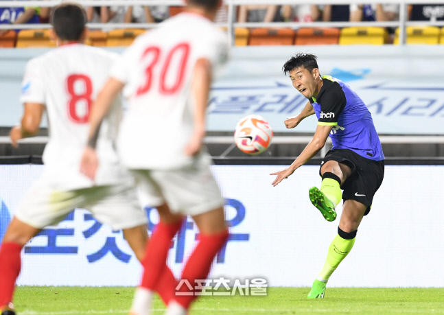 [포토]손흥민, '손흥민 존'에서 과감한 슛