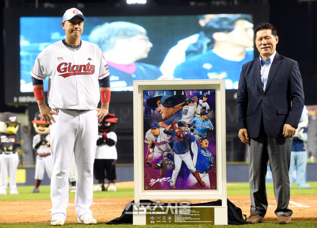 [포토] 롯데 이대호 '은퇴투어 시작'