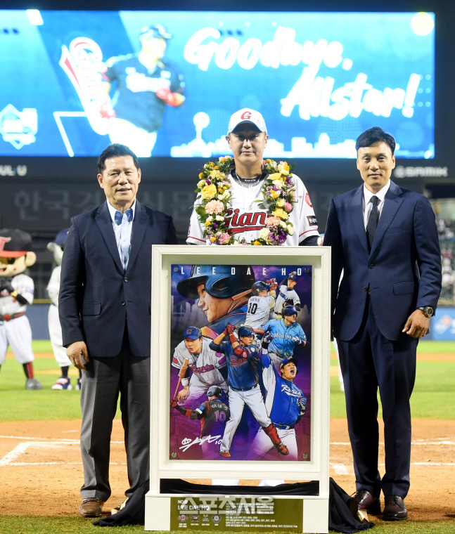 [포토] 은퇴 투어 시작하는 이대호 '허구연 총재, 이승엽 특보와'