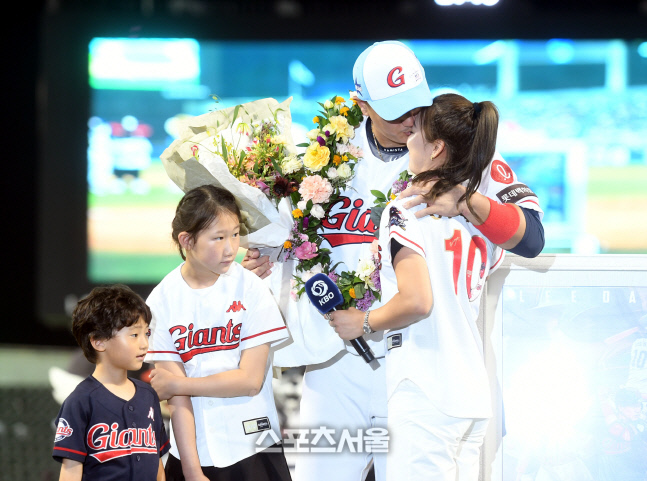 [포토] 은퇴투어 시작하는 이대호 '부인에 입맞춤'