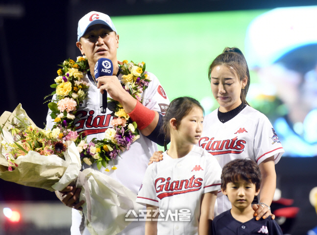 [포토] 은퇴투어 시작하는 이대호 '눈물 글썽'