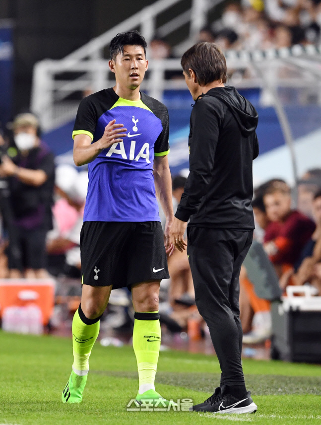 [포토]교체 아웃되는 손흥민, 콘테 감독과!