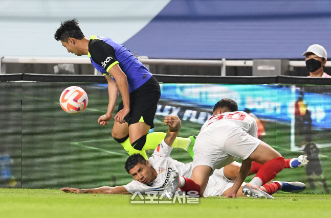 위험한 태클-항의-집단 신경전 불사…이것이 UCL급 팀들의 프리시즌 태도[SS현장]