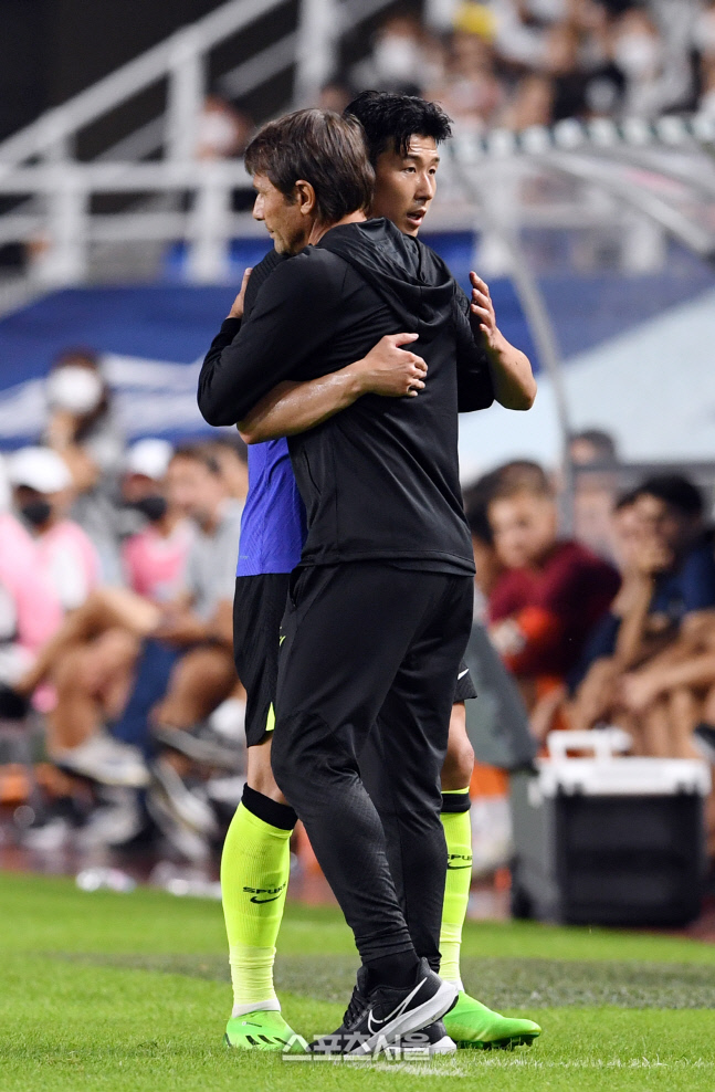 [포토]콘테 감독과 포옹을 나누는 손흥민