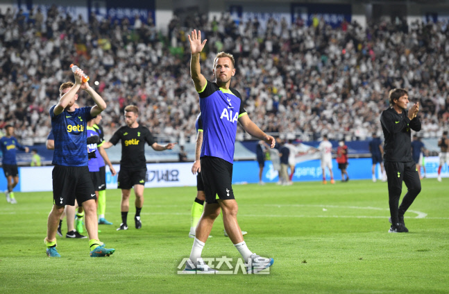 [포토]관중에게 인사하는 케인과 콘테 감독