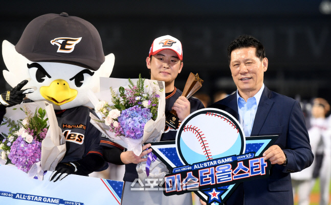 [포토] \'미스터올스타\'의 주인공은 한화 정은원