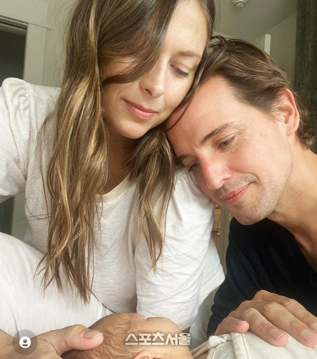 '러시안 뷰티' 샤라포바 아들 낳았다...약혼자와 공개