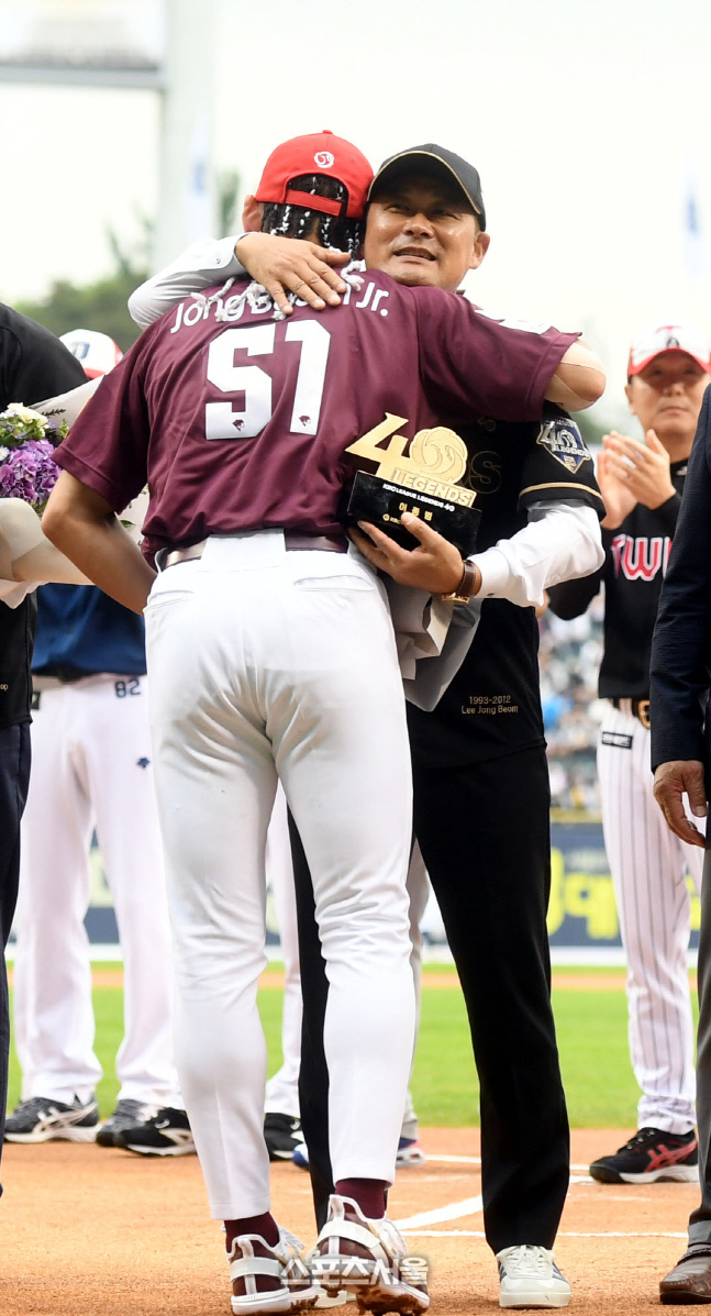 [포토] 야구 레전드 된 이종범, '종범 주니어' 이정후과 따뜻한 포옹