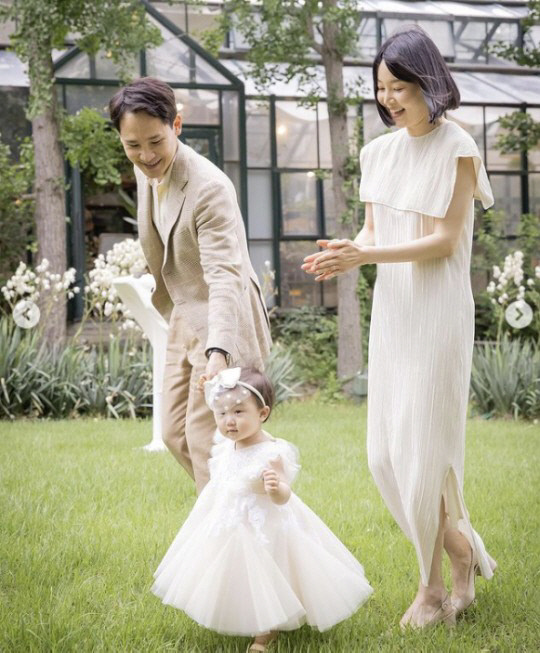 "선남선녀" 한지혜,'검사 남편' 얼굴 첫 공개..다정다감 '딸바보'[★SNS]