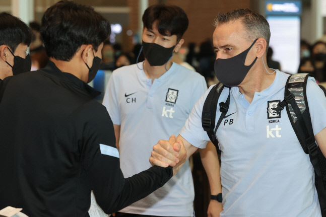 출국 전 선수 격려하는 벤투 감독