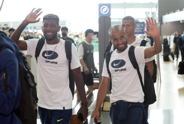 출국하는 토트넘 선수들
