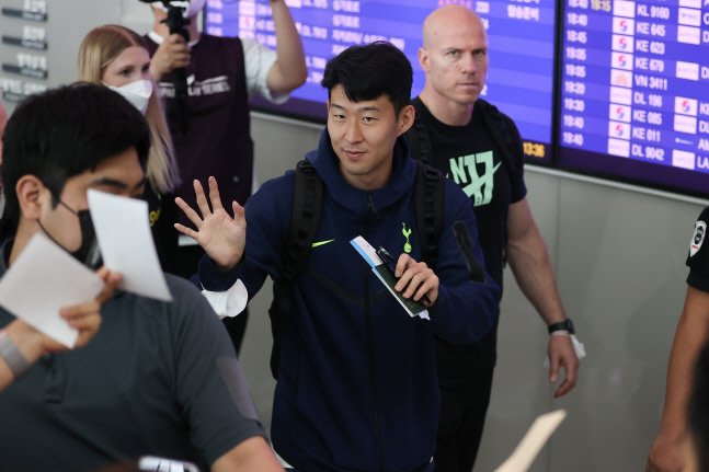 끝까지 팬들에게 인사하는 손흥민