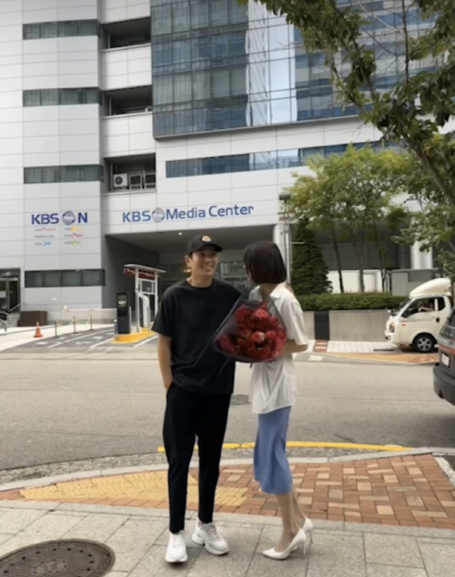 주상욱, ♥차예련에 꽃다발 선물…촬영장까지 가서 생일 축하[★SNS]