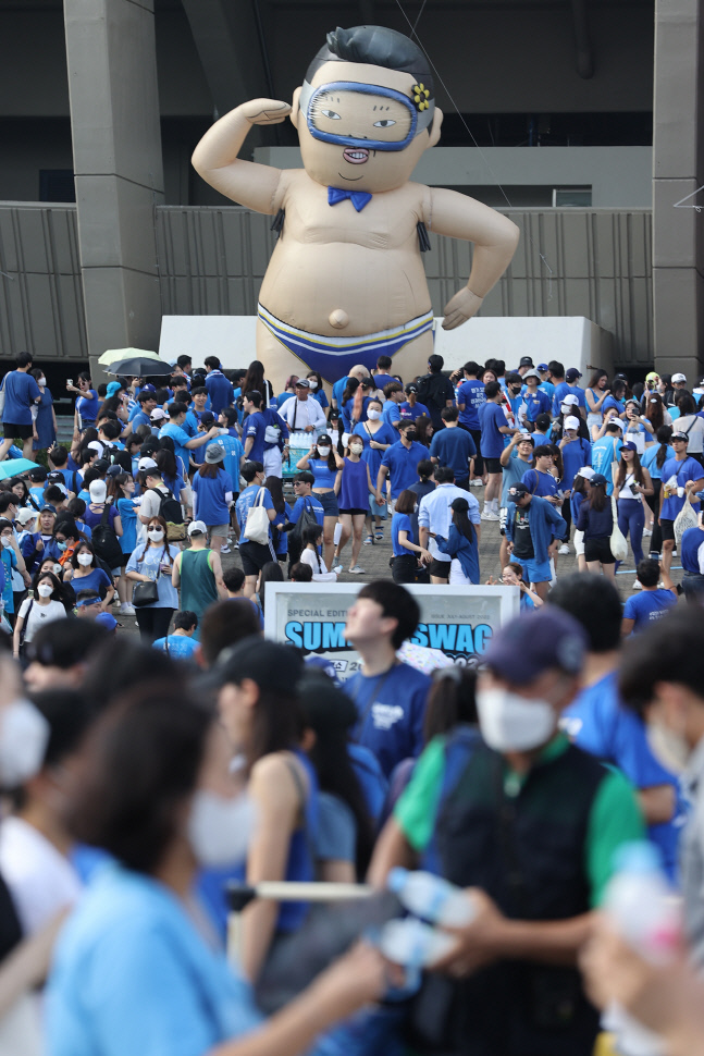 돌아온 싸이 '흠뻑쇼', 10만 관객과 '광란'의 여름밤[SS현장]