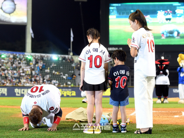 [포토] 관중에 큰절하는 이대호 \'덕분에 감사했습니다\'