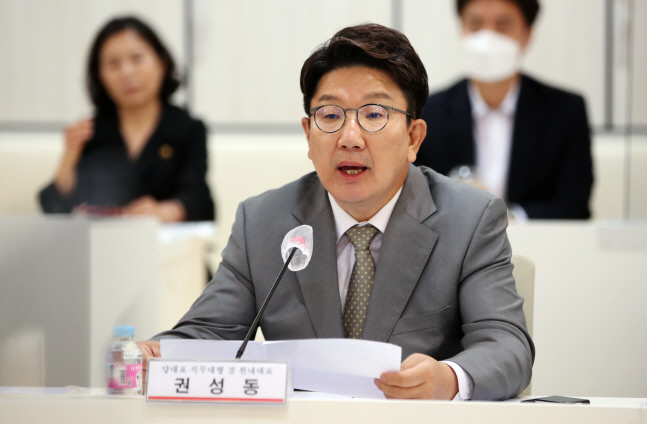 인사말하는 권성동 원내대표