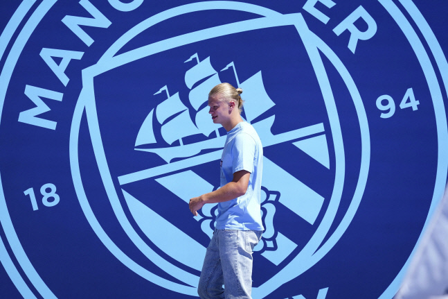 맨시티 소속 260골 공격수가 바라본 홀란 "과르디올라 체제 적응에 시간 꽤 걸린다"