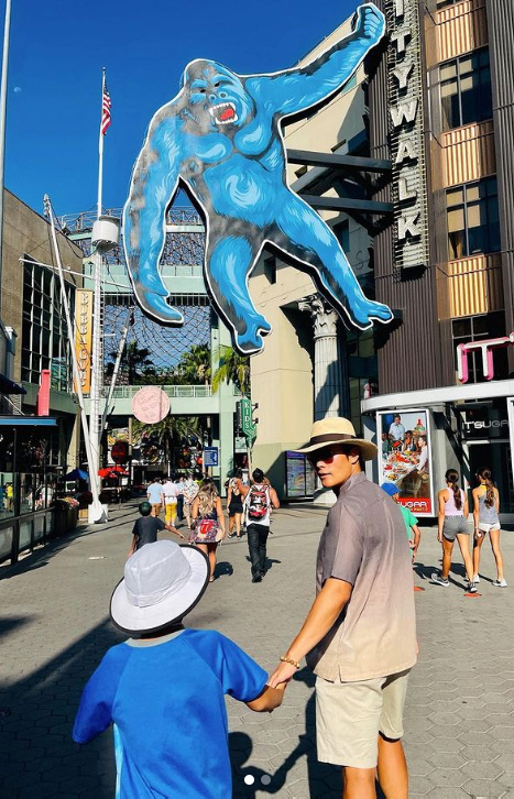 이병헌子, DNA가 다르네…8살인데 아빠 어깨 근접한 기럭지[★SNS]