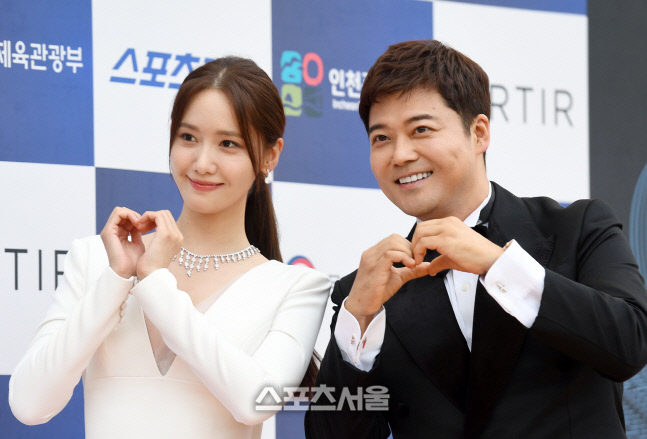 [포토]임윤아-전현무, 함께 하트!