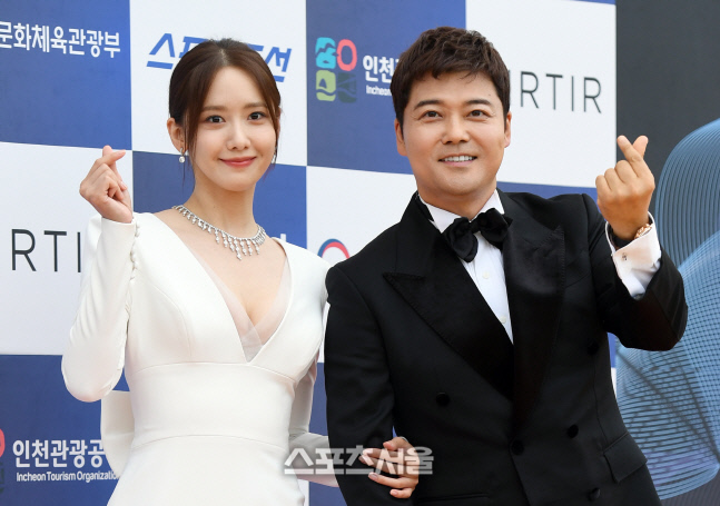 [포토]청룡시리즈어워즈의 MC 임윤아와 전현무