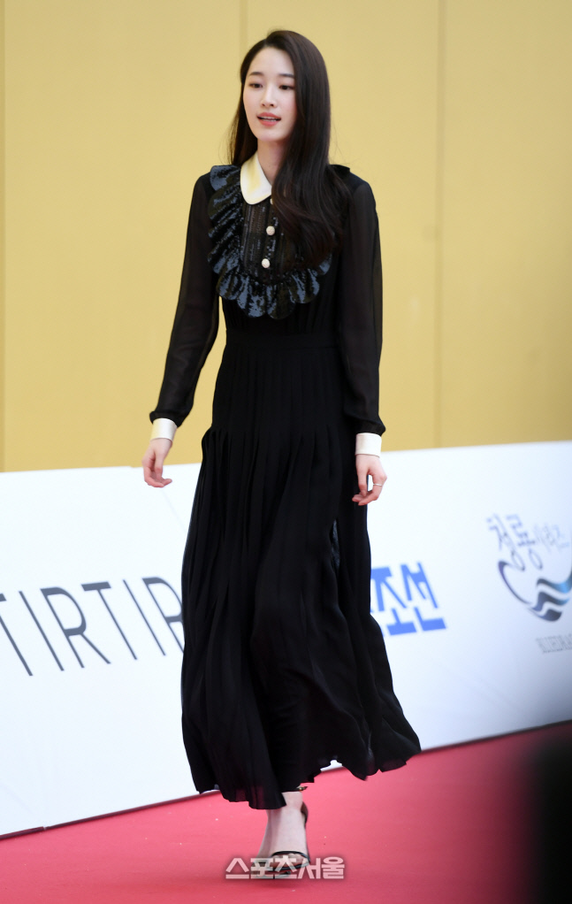 [포토]레드카펫 밟으며 입장하는 원지안