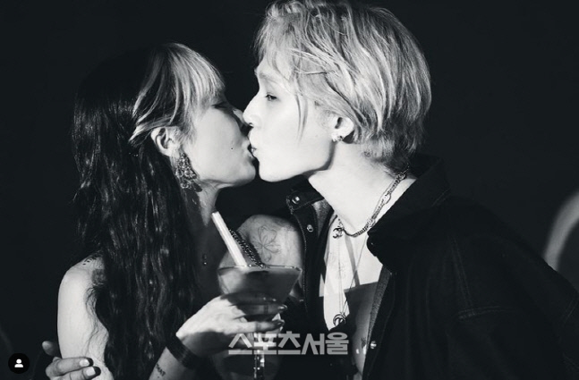 현아♥던, 딥 키스로 대놓고 사랑 과시...'화보 아냐?'[★SNS]