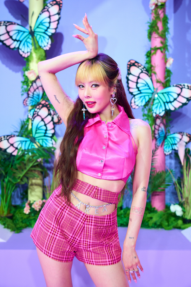 "내가 가장 빛나는 곡" 솔로로 날개 단 현아, 1년 6개월만 '나빌레라'[종합]