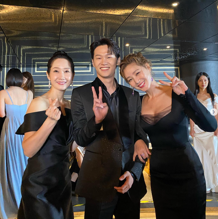 김성령, 50대의 미친 드레스핏..20대 기죽이는 완벽 몸매[★SNS]