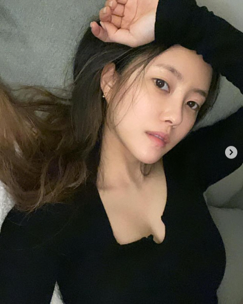 효민, 야심한 밤 누워서 셀카 타임...'美친 볼륨감은 덤'[★SNS]