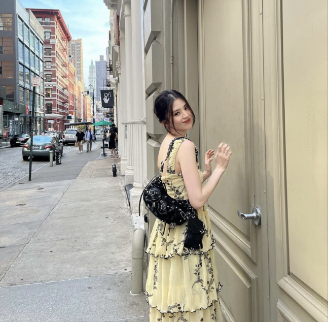 한소희, 美뉴욕 길거리서 패션쇼…청순→시크 완벽 소화[★SNS]