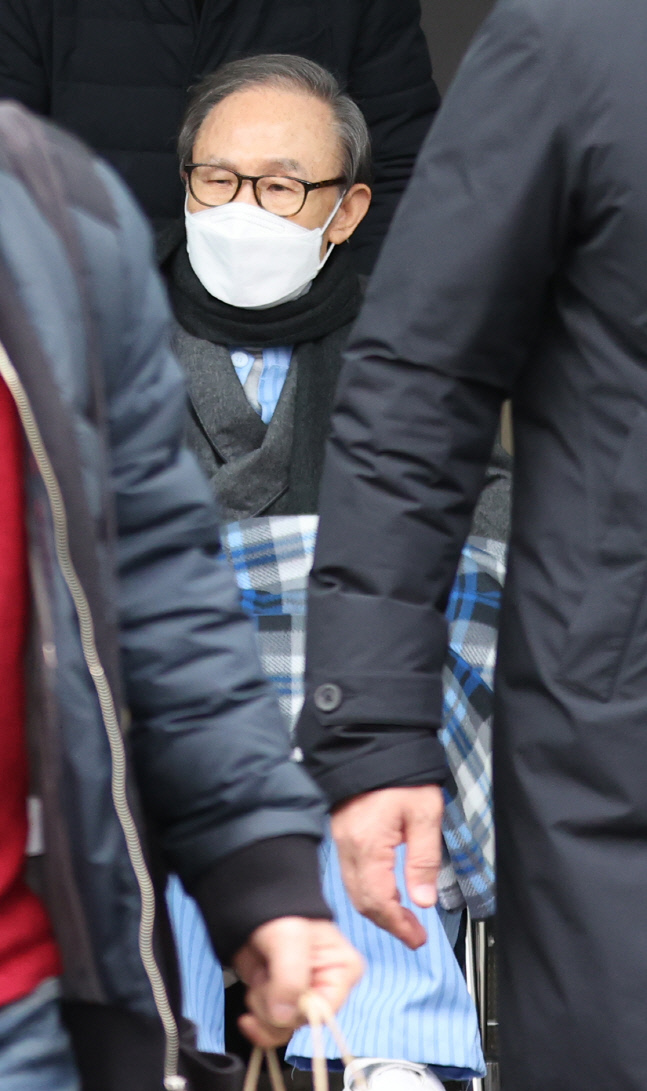 이명박 전 대통령 일시 석방