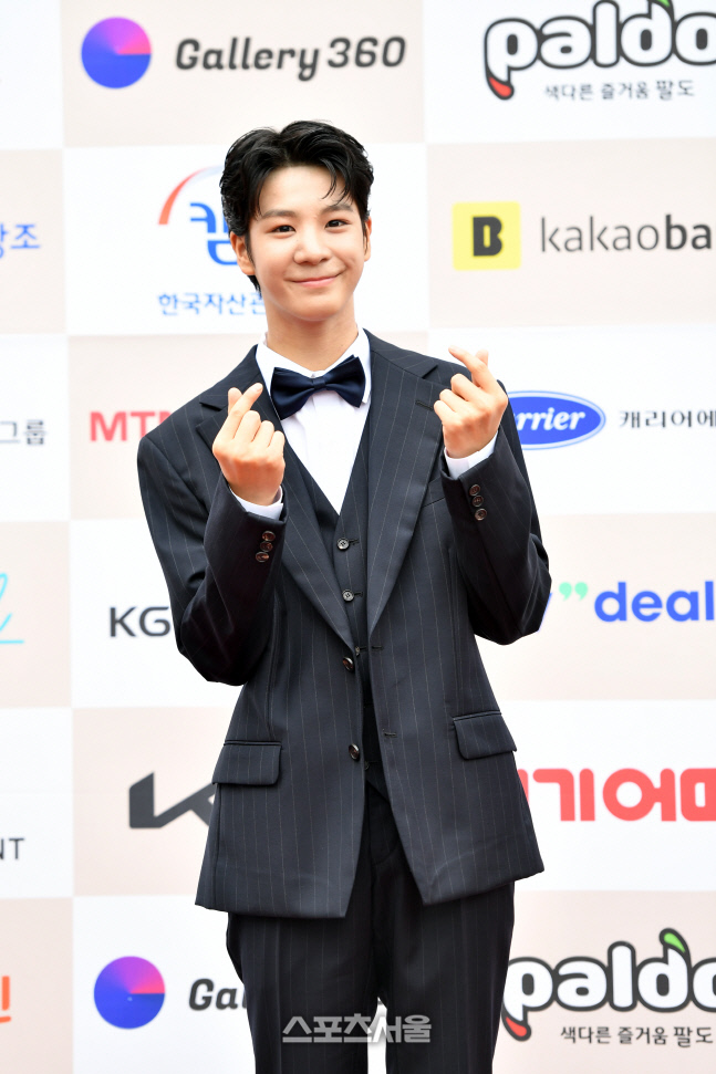 '쌍하트 퐈이야~~' 정동원[포토]