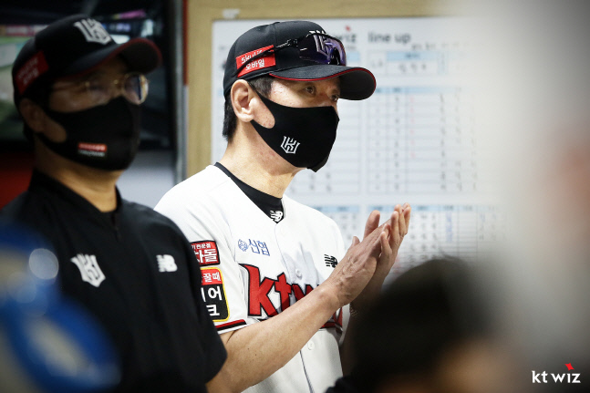 WBC 대표팀 지휘봉 잡은 이강철 감독 "팬 퍼스트 가치에 맞게 좋은 성적"