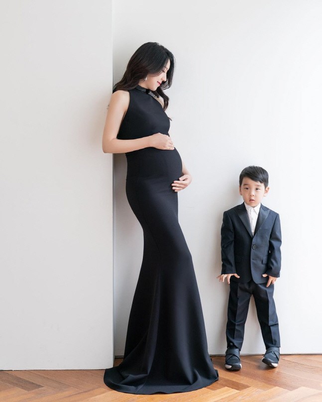 서수연, 군살 없는 만삭 임신부…♥이필모 또 반할 드레스 자태[★SNS]