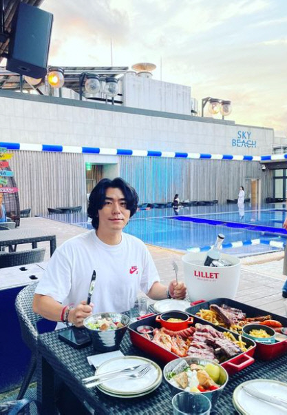 이시언, ♥서지승과 럭셔리 호캉스..수영장 만찬은 덤[★SNS]