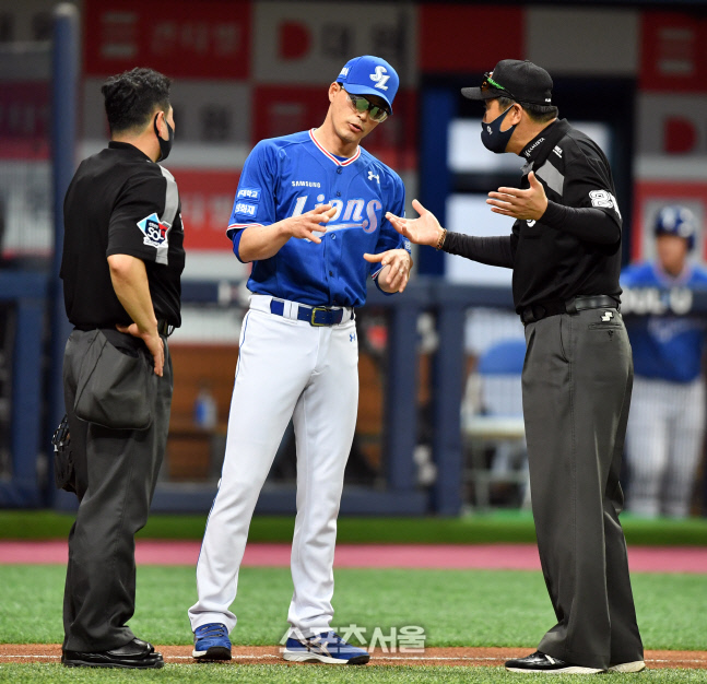 '투수 양현 보크 주장하는' 삼성 허삼영 감독[포토]