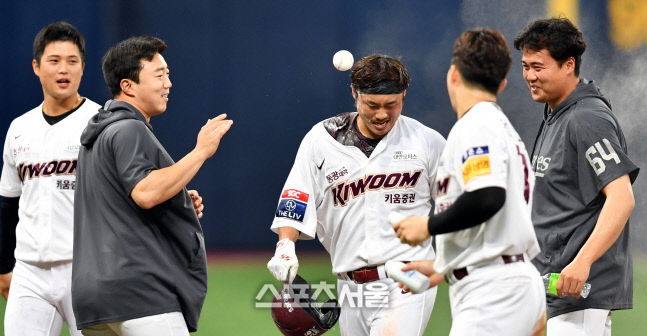 '공 때리는 축하'' 11회말 끝내기 이지영[포토]