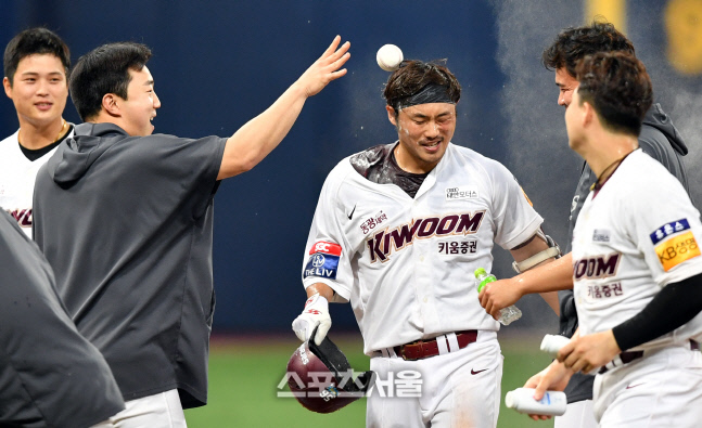 '공 때리는 축하'' 11회말 끝내기 이지영[포토]