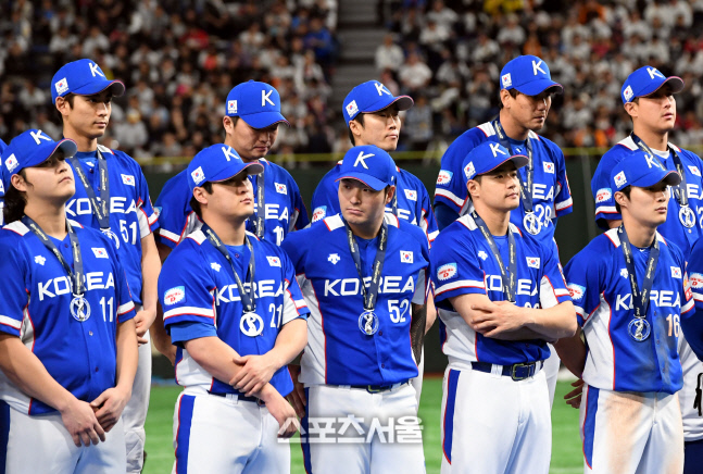 [포토] 야구대표팀, 은메달은 목에 걸었지만...