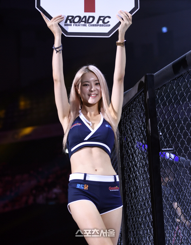 로드걸로 데뷔한 '참기름녀' 서리나, 원주 '굽네몰 로드FC 061'을 저격하는 환상의 라인!