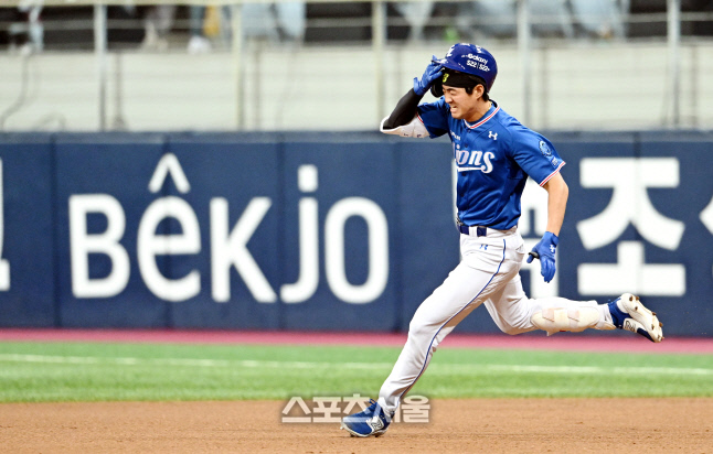 [포토]삼성 구자욱, 모자도 벗어버려!