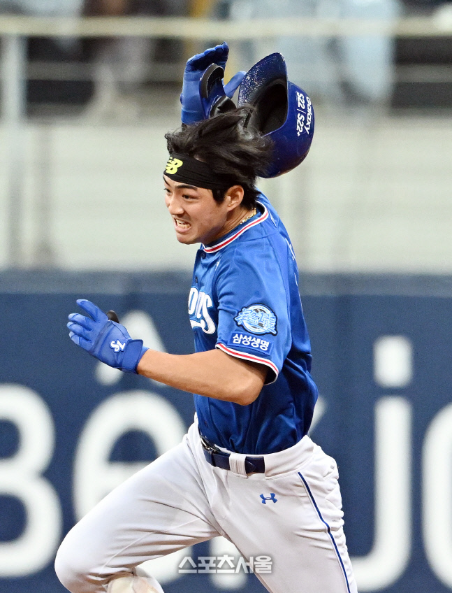 [포토]모자 벗어버리는 삼성 구자욱