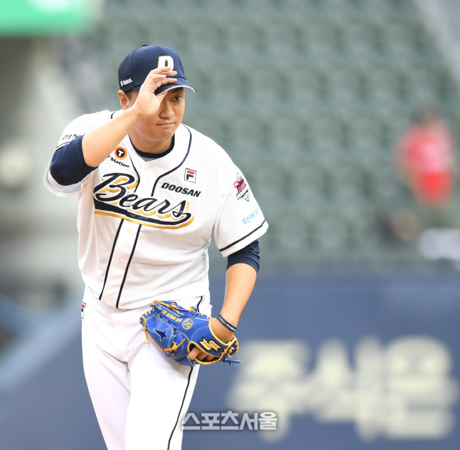 [포토] 최정 사구에 사과하는 이영하