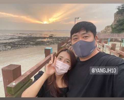 양준혁, ♥19세 연하 아내와 밀착 포옹..꿀 떨어지는 신혼부부[★SNS]