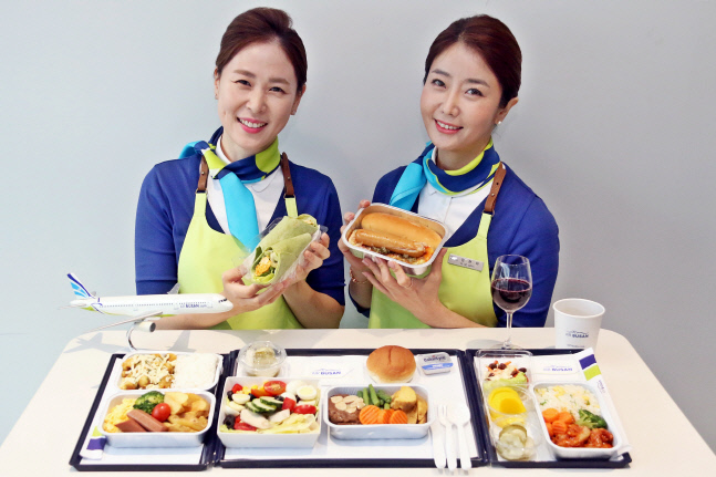 '특색도 있고, 취향도 저격하고' 에어부산, 기내식 개편으로 여행에 새로움을 더한다!