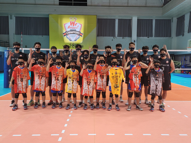 [이미지] OK금융그룹 주안초 배구부 초청 배구교실 기념촬영