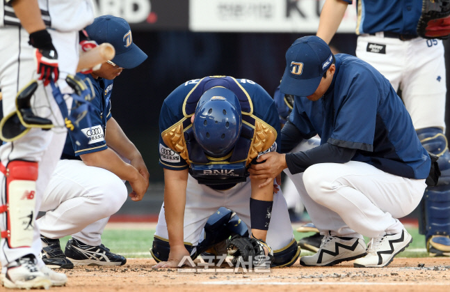 [포토]강백호 파울 타구에 급소 맞은 양의지, 시간이 필요해...